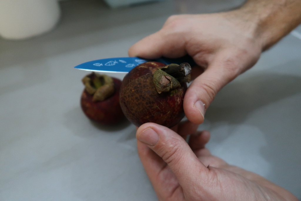Čistenie ovocia mangostána